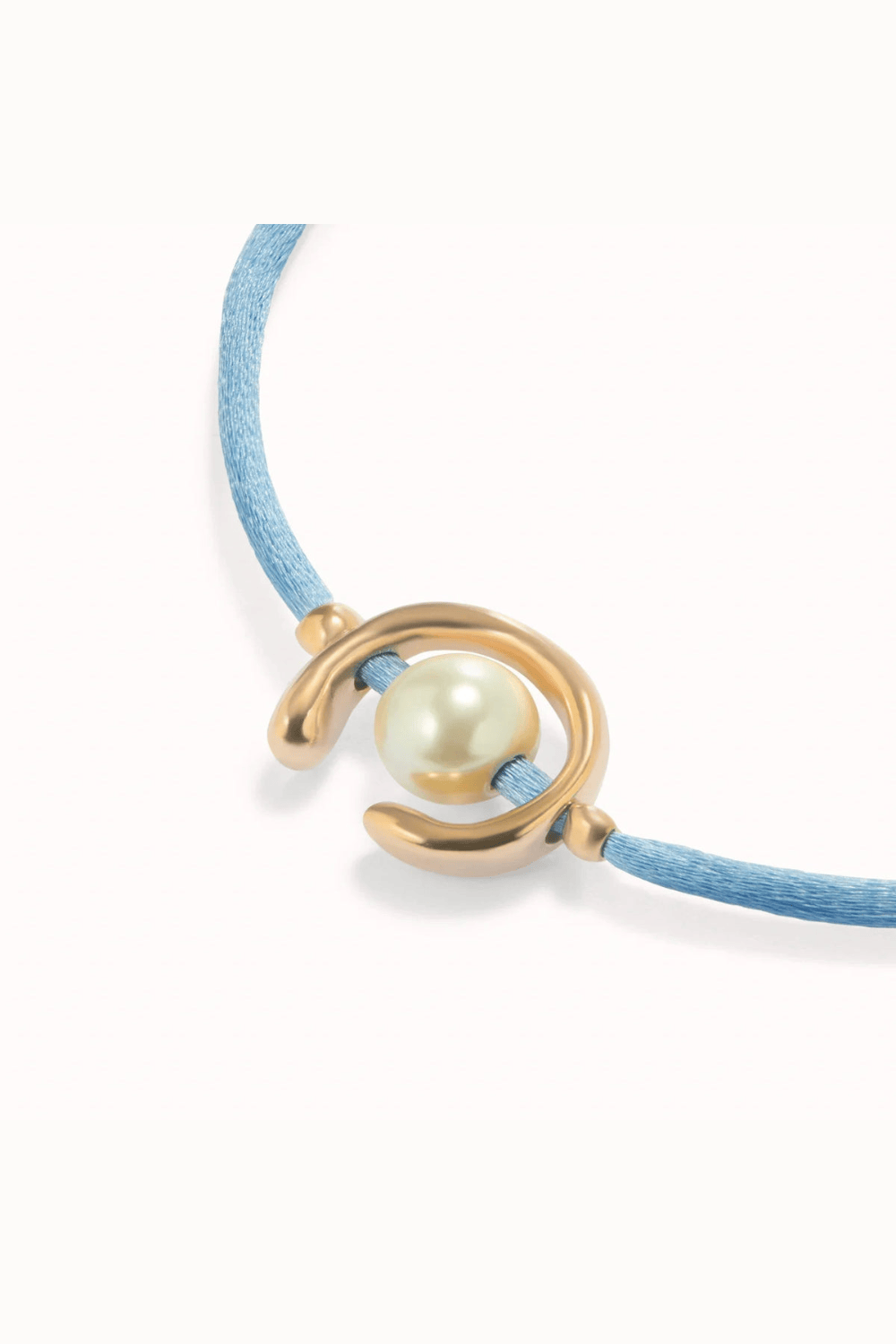 UNOde50 Bracelet 18K gold-plated blue thread bracelet with shell pearl accessory.