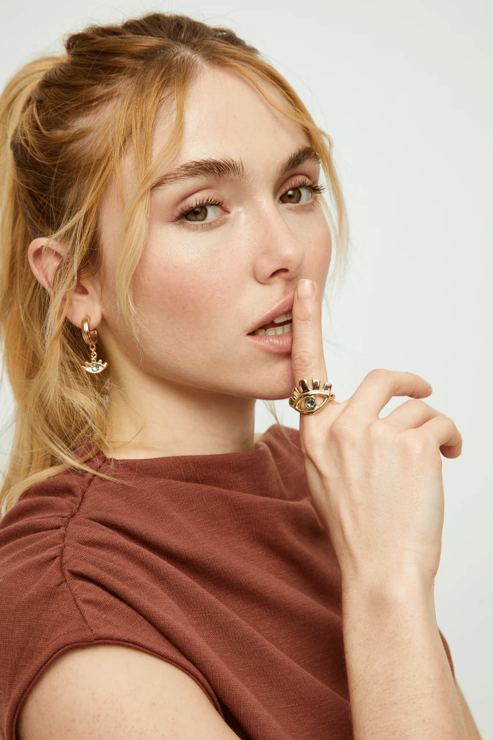 UNOde50 Ring Eye-shaped ring with faceted crystal