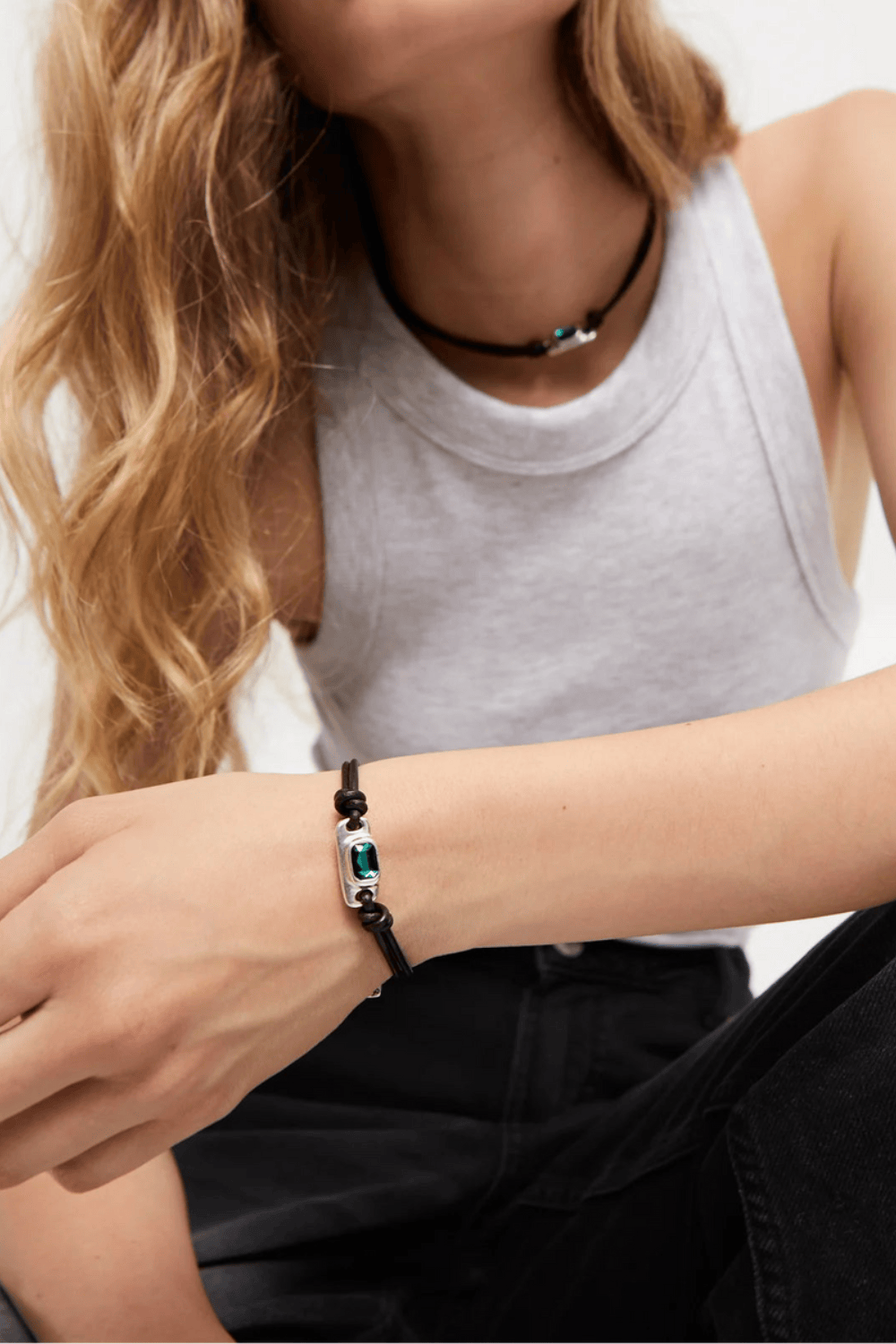 UNOde50 Bracelet Leather bracelet with a 18k gold-plated green crystal