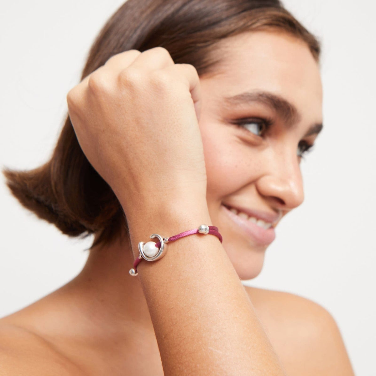 UNOde50 Bracelet Sterling silver-plated mauve thread bracelet with shell pearl accessory.