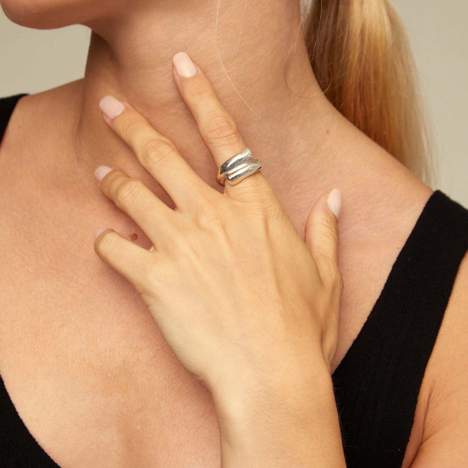 Crossed Legs - éBoutiké